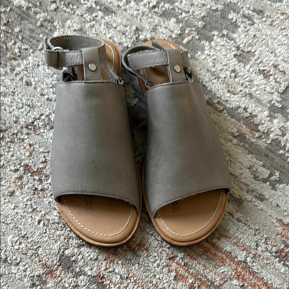 Gray Women's Sorel Sandals new 8.5 - Picture 2 of 3